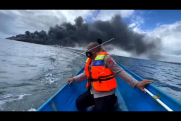KM Bukit Sumber Poleang terbakar