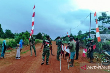 Satgas TNI dan warga Merauke pasang bendera Merah Putih di perbatasan