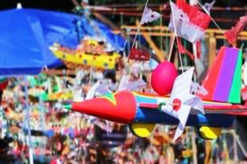 Mainan kapal khas HUT RI masih diminati anak-anak Palembang