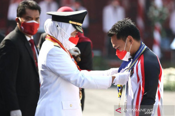 Gubernur Jatim sematkan Lencana Jer Basuki Mawa Beya Emas ke Eko Yuli