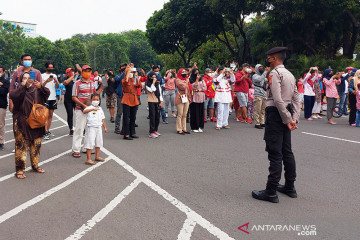 Warga DKI nikmati atraksi pesawat tempur TNI AU saat HUT ke-76 RI