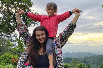 Kegiatan Atiqah Hasiholan dan Karina Salim rayakan HUT RI dengan anak