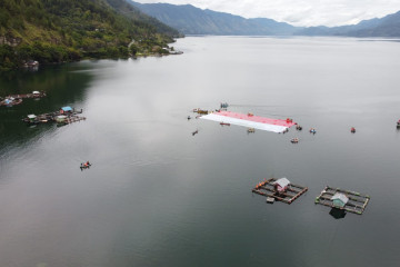Aceh Tengah kibarkan bendera raksasa di Danau Laut Tawar