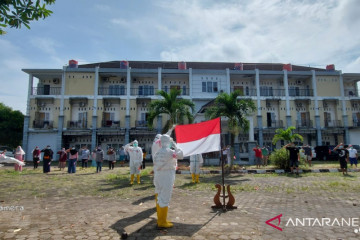 Nakes berpakaian hazmat bersama pasien COVID-19 peringati HUT RI