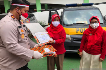 Polsek Cilandak berikan penghargaan bagi relawan vaksinasi COVID-19