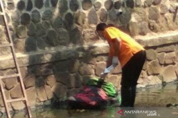 Polisi menduga jasad perempuan terbungkus selimut di Bandung dibunuh