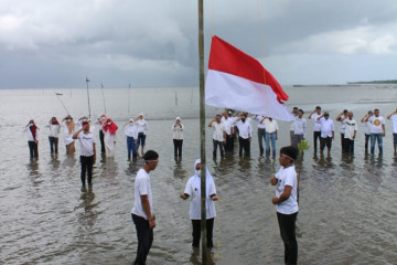 Masyarakat-pemerintah Desa Manyampa kibarkan bendera di hutan mangrove