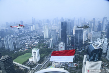 Bendera Merah Putih raksasa di langit Jakarta