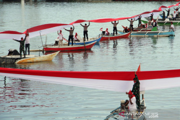 Bendera Merah Putih 1.000 meter membentang di Pantai Losari