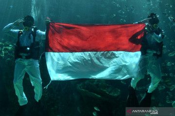 Pengibaran Bendera Merah Putih di bawah air di Bali