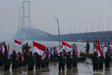 Upacara bendera di dekat Jembatan Suramadu