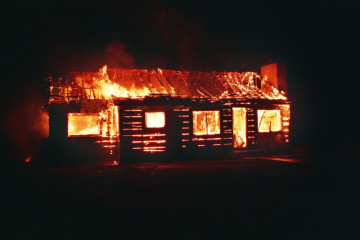 Damkar padamkan api yang melanda sejumlah perumahan warga di Matraman