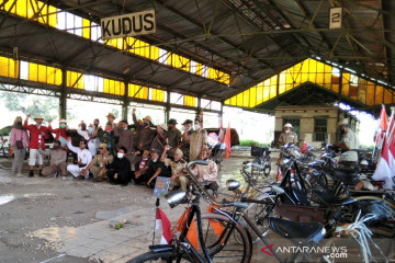 Komunitas Ontel rayakan HUT RI dengan mengunjungi stasiun kereta api