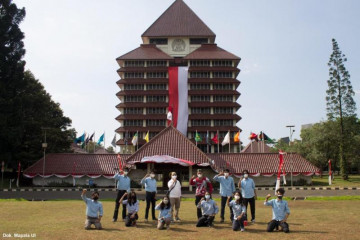 Mapala UI bentangkan ornamen merah putih raksasa di gedung rektorat