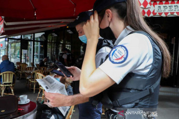 Pemeriksaan kepatuhan dan kartu kesehatan pelanggan restoran di Paris