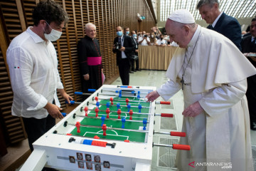 Paus Fransiskus bermain Foosball