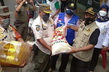 Korban kebakaran di Matraman terima bantuan sembako