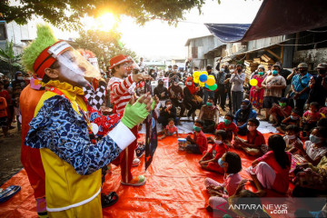 Badut menghibur anak-anak korban kebakaran Mampang