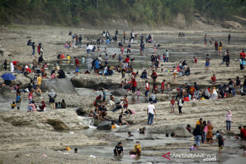 Wisata murah meriah di Sungai Cipamingkis yang mengering