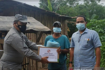 Bakamla rayakan kemerdekaan dengan bagikan bantuan untuk nelayan