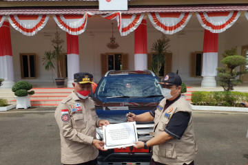 Gubernur Sumbar serahkan mobil dinas baru untuk  Satgas COVID-19