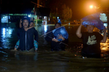 Evakuasi mandiri akibat banjir di Lubuk Buaya
