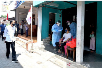 Presiden tinjau program vaksinasi dari pintu ke pintu di Madiun