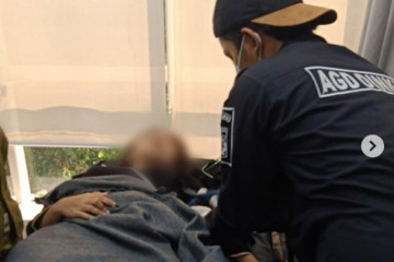 Ambulans Dinkes DKI beri pertolongan medis pada korban terjebak lift