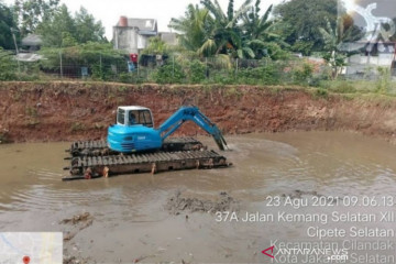 Sudin SDA Jaksel keruk Kali Krukut untuk lancarkan saluran air