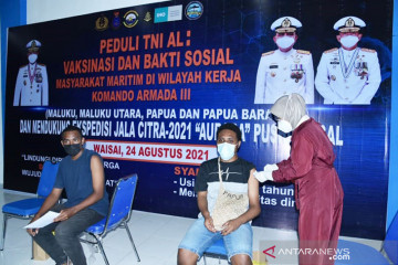 TNI AL mengerahkan dua kapal perang vaksinasi warga Raja Ampat