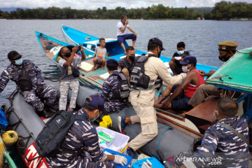 Fasharkan TNI AL Manokwari "jemput bola" vaksinasi nelayan di laut