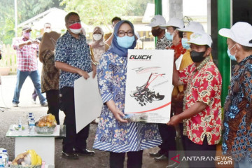 Ade Yasin beri 153 mesin pertanian untuk kelompok tani di Bogor