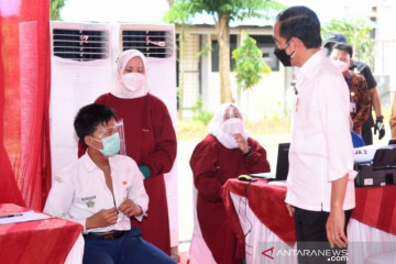 Presiden Joko Widodo sempat dialog dengan pelajar dan vaksinator