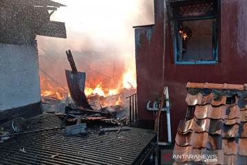 Korsleting listrik, api lalap 18 rumah di Kampung Melayu