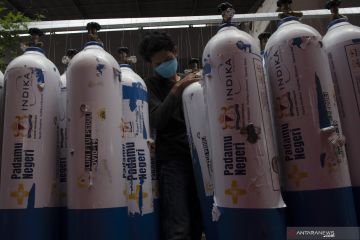 KADIN Sumsel Serahkan Bantuan Tabung Oksigen Untuk Rumah Sakit