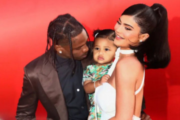 Belikan bus sekolah untuk anak, Kylie Jenner dan Travis Scott dikritik