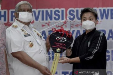 Apriyani Rahayu Menerima Hadiah Dari Gubernur Sulteng