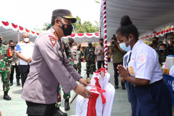 Police chief distributes oxygen generators, social assistance in Papua