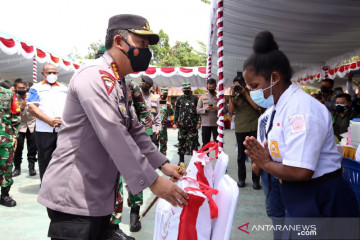 Kapolri salurkan oksigen generator dan bansos di Papua