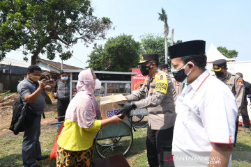 Kakorlantas salurkan 1.000 paket sembako untuk PKL di Jakarta