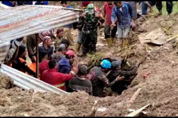 Lima warga meninggal tertimbun longsor di Karo