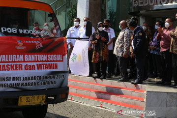 Karang Taruna bagikan masker dan vitamin untuk warga miskin