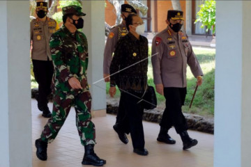 Panglima TNI dan Kapolri tinjau tempat isoter