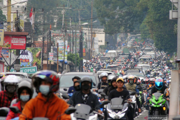 Petugas memberlakukan rekayasa Jalur Puncak-Cipanas antisipasi macet