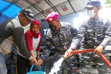 TNI-AL bantu kebutuhan air bersih warga korban banjir bandang Sigi