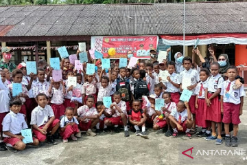 Satgas TNI bagikan perlengkapan sekolah di perbatasan RI-PNG