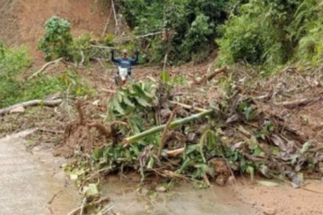 Jalan Lenggo di pedalaman Polman tertutup longsor