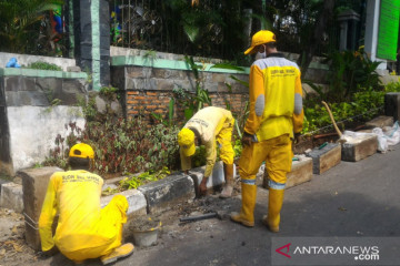 Sudin Bina Marga Jaksel perbaiki trotoar yang rusak di Tebet Barat