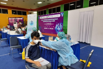 Program vaksinasi Indonesia Re Group dan AAUI