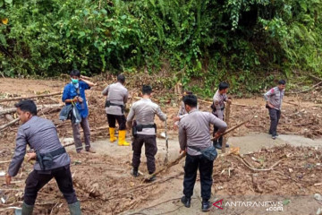 Polres Polman bersihkan longsor di Desa Lenggo